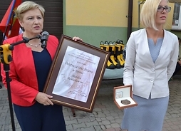 Medal Pamiątkowy „Pro Masovia” trzyma w ręku Elżbieta Lanc