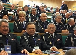 delegaci siedzą w ławach jednej z auli Wydziału Zarządzania UW
