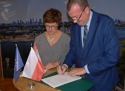 umowę podpisują Wiesław Raboszuk i Joanna Gospodarczyk