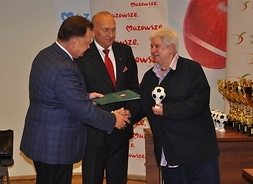 Marszałek Adam Struzik oraz Prezes Unii Związków Sportowych Warszawy i Mazowsza Zbigniew Pacelt wręczają nagrodę.