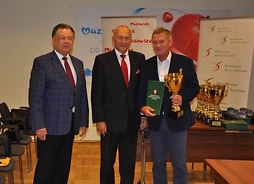 Marszałek Adam Struzik oraz prezes Unii Związków Sportowych Warszawy i Mazowsza Zbigniew Pacelt wręczają nagrodę.