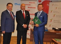Marszałek Adam Struzik oraz prezes Unii Związków Sportowych Warszawy i Mazowsza Zbigniew Pacelt wręczają nagrodę.