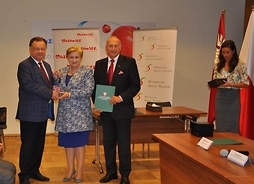 Marszałek Adam Struzik wraz z członek zarządu Elżbietą Lanc oraz prezesem Unii Związków Sportowych Warszawy i Mazowsza Zbigniewem Paceltem.