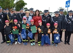 przedstawicielki samorządu Mazowsza wraz z nagrodzonymi druhami OSP Grębków oraz najmłodszymi adeptami sztuki pożarniczej