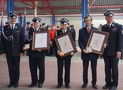 Medale otrzymali: Jednostka OSP Przysucha, burmistrz Tadeusz Tomasik i druh Józef Pomykała