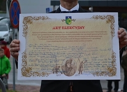 Zdobny arkusz aktu z podpisami uczestników uroczystości