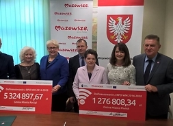 czek prezentują Janina Ewa Orzełowska, beneficjenci i dyrektor Mazowieckiej Jednostki Wdrażania Programów Unijnych