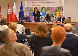 wicemarszałek Janina Ewa Orzełowska przedstawia założenia inicjatywy wprowadzenia produktów regionalnych do asortymentu Hali Gwardii