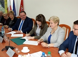 wicemarszałek Janina Ewa Orzełowska i członek zarządu Elżbieta Lanc oraz przedstawiciele powiatu sokolowskiego siedzą przy stole prezydialnym
