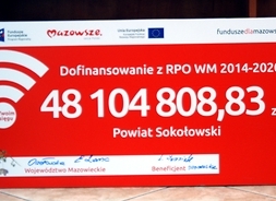 Zdjęcie przedstawia pamiątkowy czek na realizacje inwestycji drogowej w powiecie sokołowskim