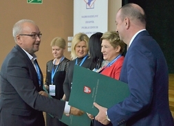 dyrektor szpitala Robert Lasota odbiera gratulacje i dyplom uznania od wicemarszałka Wiesława Raboszuka