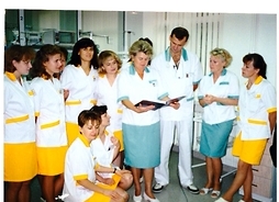 wspólne zdjęcie kilku pracowników szpitala z początków działalności placówki