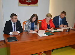 Umowę na dofinasowanie podpisują wicemarszałek Janina Ewa Orzełowska, członek zarządu Elżbieta Lanc i burmistrz Makowa Mazowieckiego Tadeusz Ciak