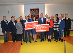 Przedstawiciele Samorządu Województwa Mazowieckiego wspólnie z beneficjatami pozują do zdjęcia