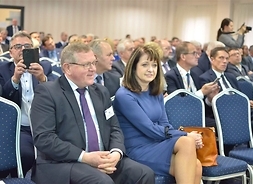 w sali siedzą uczestnicy kongresu, w pierwszym rzędzie Janina Orzełowska i Leszek Przybytniak