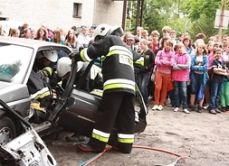 pokaz strażacki akcji ratowniczej podczas wypadku drogowego