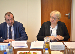 przy stole siedzą wicemarszałek Wiesław Raboszuk i Elżbieta Szymanik – zastępca dyrektora Mazowieckiej Jednostki Wdrażania Programów Unijnych ds. Europejskiego Funduszu Społecznego
