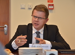 na pytania dziennikarzy odpowiada Grzegorz Świętorecki, zastępca dyrektora Mazowieckiej Jednostki Wdrażania Programów Unijnych