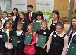 dzieci biorące udział w konkursie z wicemarszałek Janiną Ewą Orzełowską
