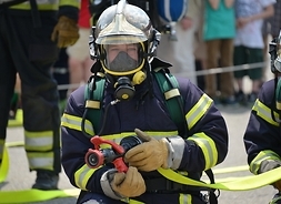 Strażak w ubraniu ochronnym podczas akcji ratowniczej