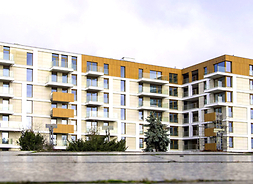 zdjęcie przedstawia budynek mieszkalny przy ul. Okrzei 2 w Warszawie wyróżniony w konkursie Modernizacja Roku
