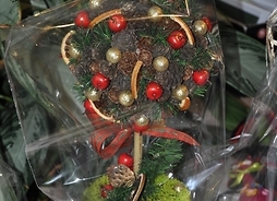 Dzrzewko bożonarodzeniowy przyozdobione bąbkami w kolorze złotym i czrwonym