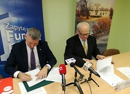 członek zarządu i burmistrz podpisują umowę