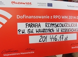 symboliczny czek z wymienioną kwotą dotacji na odnowę zabytkowych obiektów w gminie Bielany