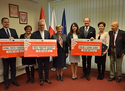 Symboliczny czek na dofinansowanie projektów trzymają wicemarszałek Janina Ewa Orzełowska, członek zarządu Elżbieta Lanc i beneficjenci