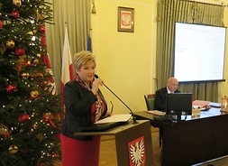 W tle przy stole prezydialnym siedzi wiceprzewodniczący Sejmiku Województwa Mazowieckiego Tomasz Kucharski.