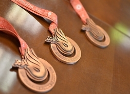 trzy brązowe medale Julii Vhmielewskiej leżą na stole obok siebie