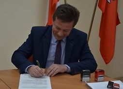 Burmistrz podpisuje umowę