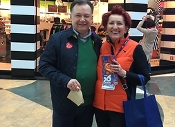 Marszałek Adam Struzik z żoną Małgorzatą Struzik trzymającą puszkę fundacji WOŚP w ręku
