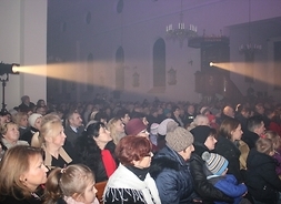 kościół w Łaskarzewie, licznie zgromadzeni mieszkańcy