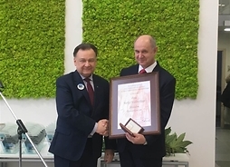 marszałek i starosta z medalem i dyplomem