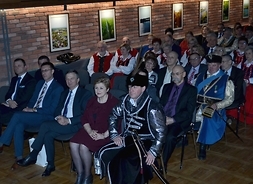 sala widowiskowa; na widowni przedstawiciele samorzadu województwa, lokalnych władz i mieszakńcy gminy Brok