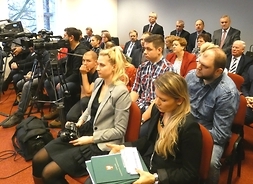 Licznie zgromadzeni uczestnicy konferencji prasowej, siedzą na sali w płockiej delegaturze UMWM
