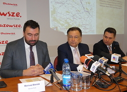 Marszałek Adam Struzik i przedstawiciele samorzadów lokalnych w trakcie konferencji prasowej po podpisaniu umów