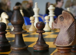 cztery pionki na szachownicy