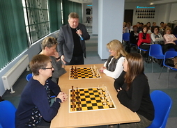 Dwie pary kobiet przy szachownicach