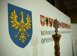 W tle banner z logo Konwentu Marszałków