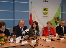 Na zdjęciu widzimy beneficjentów i przedstawicieli Samorządu Województwa Mazowieckiego podczas podpisywanie umów.