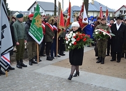 członek zarządu Elzbieta Lanc składa kwiaty pod pomnikiem powstańców