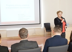 członek zarzadu Elżbieta Lanc przemawia do uczestników konferencji poświęconej tematyce jakości powietrza