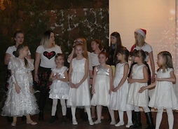 : Dzieci przebrane w białe stroje podczas występu