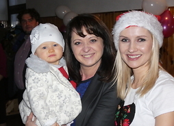 Wicemarszałek Janina Ewa Orzełowska trzyma na rękach dziecko. Obok Sołtys Wsi Łuzki Magdalena Paprocka