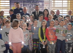 zdjęcie grupowe dzieci, nauczycieli i wicemarszałek Janiny Ewy Orzełowskiej
