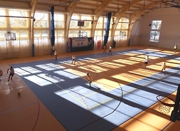 hala sportowa w Pustelniku, kilku uczniów gra w piłkę
