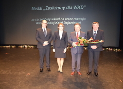 na scenie stoją marszałek Adam Struzik i przedsztwiciele zarządu spółki WKD