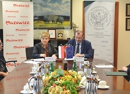 przy stole siedzi 6 osób, w tym m.in. 2 przedstawicieli zarządu województwa oraz rektor USKW w Warszawie